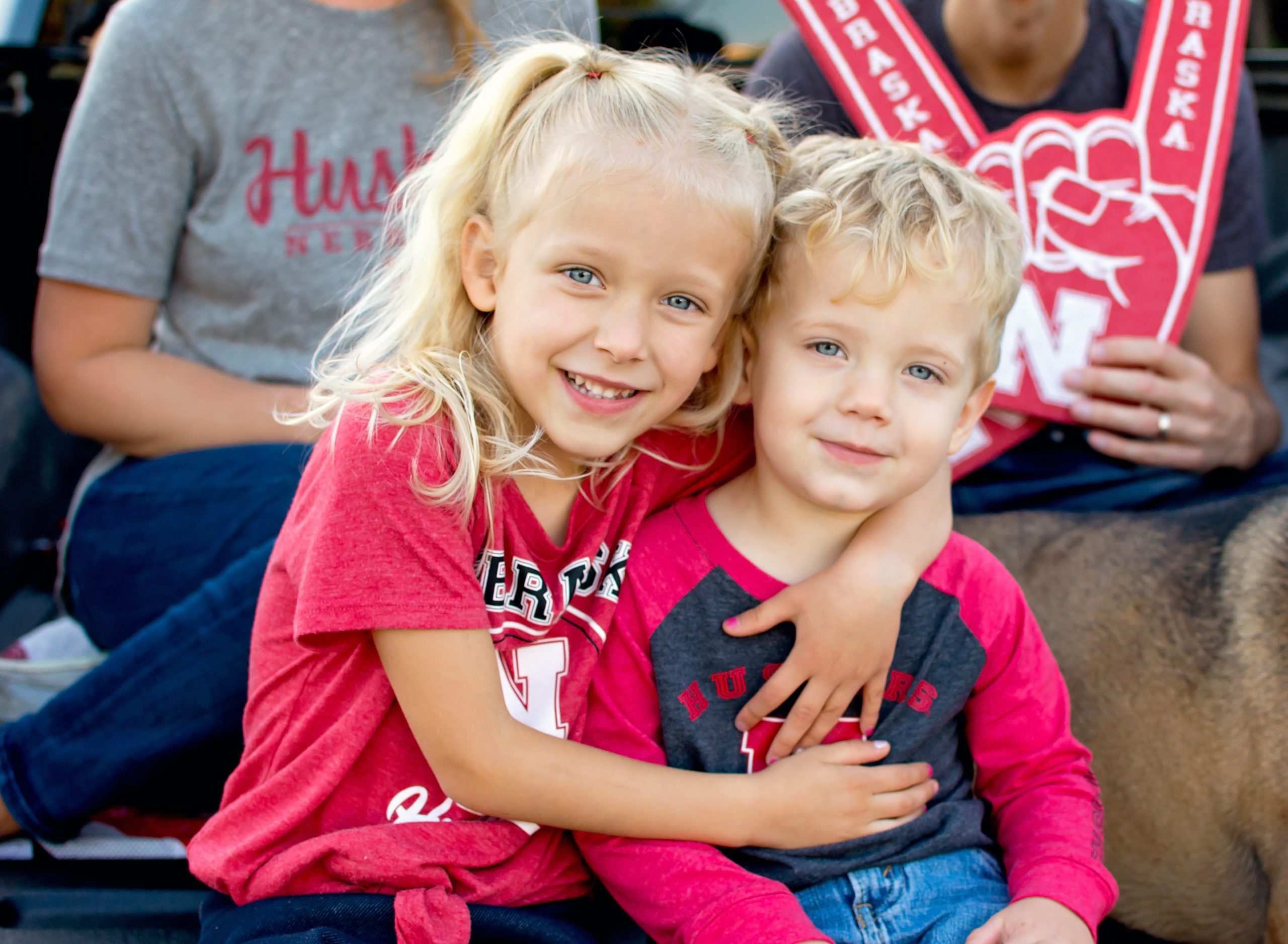 Riverside Family Photographer. Big sister and little brother stiing on a tailgate